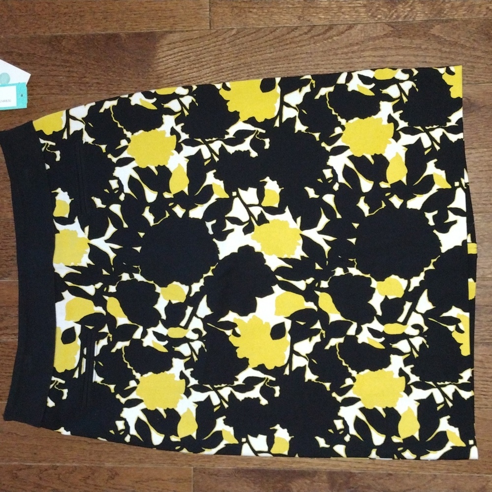 NWT Women’s Margaret M Floral Skirt Size medium.